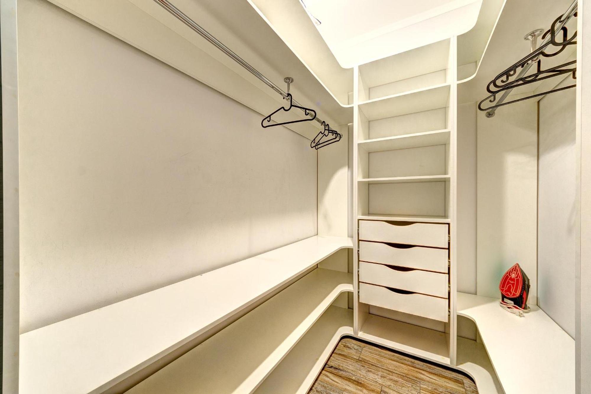 Apartment Voskresenska 18 , Парковые Озера Kiev Phòng bức ảnh